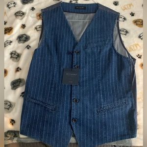 Beautiful Italian Suit Vest. New tagged, Jeans color, size M. Brand : Sirmoney.